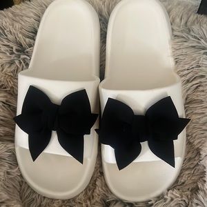 Slide sandals with black bows